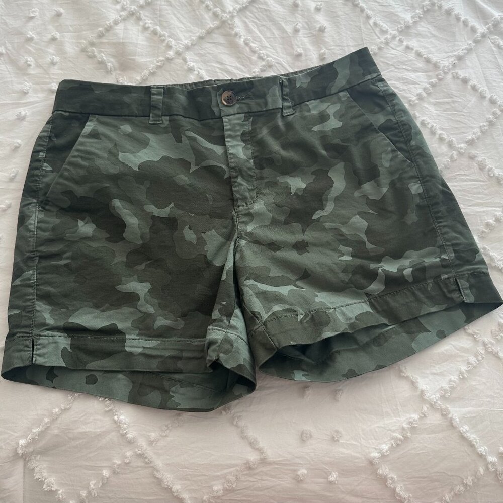Old Navy Camo Shorts Size 8 Mid Rise Everyday Stretch Casual Green
